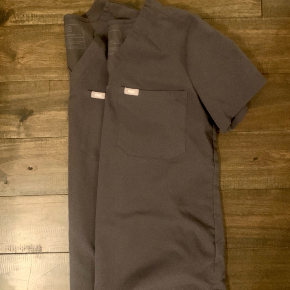 TWO FIGS one pocket scrub tops Charcoal Size Small